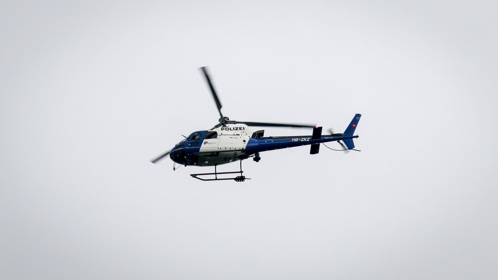 Ein Helikopter der Polizei (Symbolbild): In Düsseldorf hat die lautstarke Fahndung für Aufsehen gesorgt. Ein Helikopter der Polizei (Symbolbild): In Düsseldorf hat die lautstarke Fahndung für Aufsehen gesorgt.