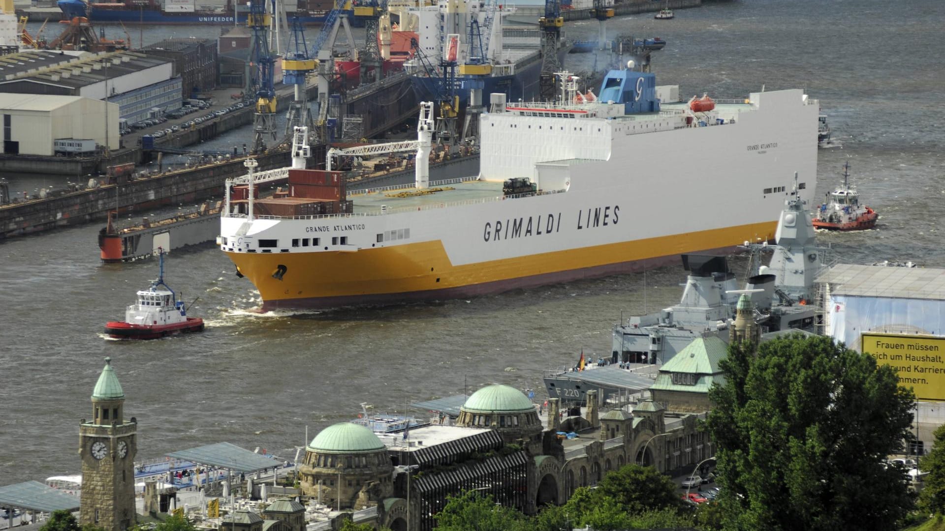 "Grande Atlantico" auf der Elbe: Das Frachtschiff der Grimaldi Lines verkehrt zwischen Hamburg und Afrika. "Grande Atlantico" auf der Elbe: Das Frachtschiff der Grimaldi Lines verkehrt zwischen Hamburg und Afrika.