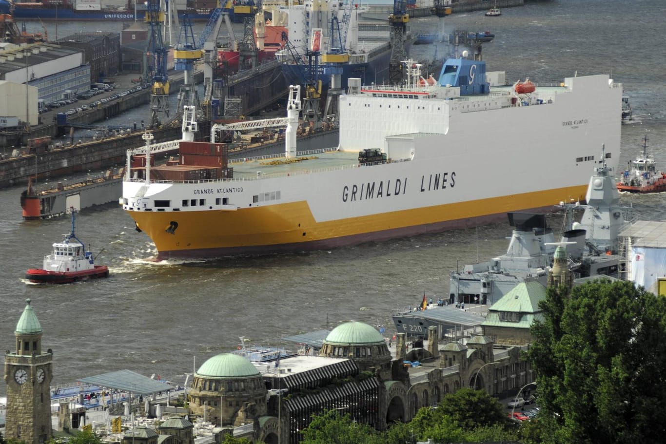 "Grande Atlantico" auf der Elbe: Das Frachtschiff der Grimaldi Lines verkehrt zwischen Hamburg und Afrika.