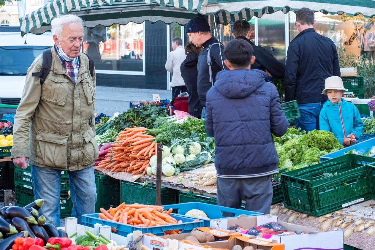 Besucher eines Wochenmarkts: Besonders Obst und Gemüse sind teurer geworden. Besucher eines Wochenmarkts: Besonders Obst und Gemüse sind teurer geworden.