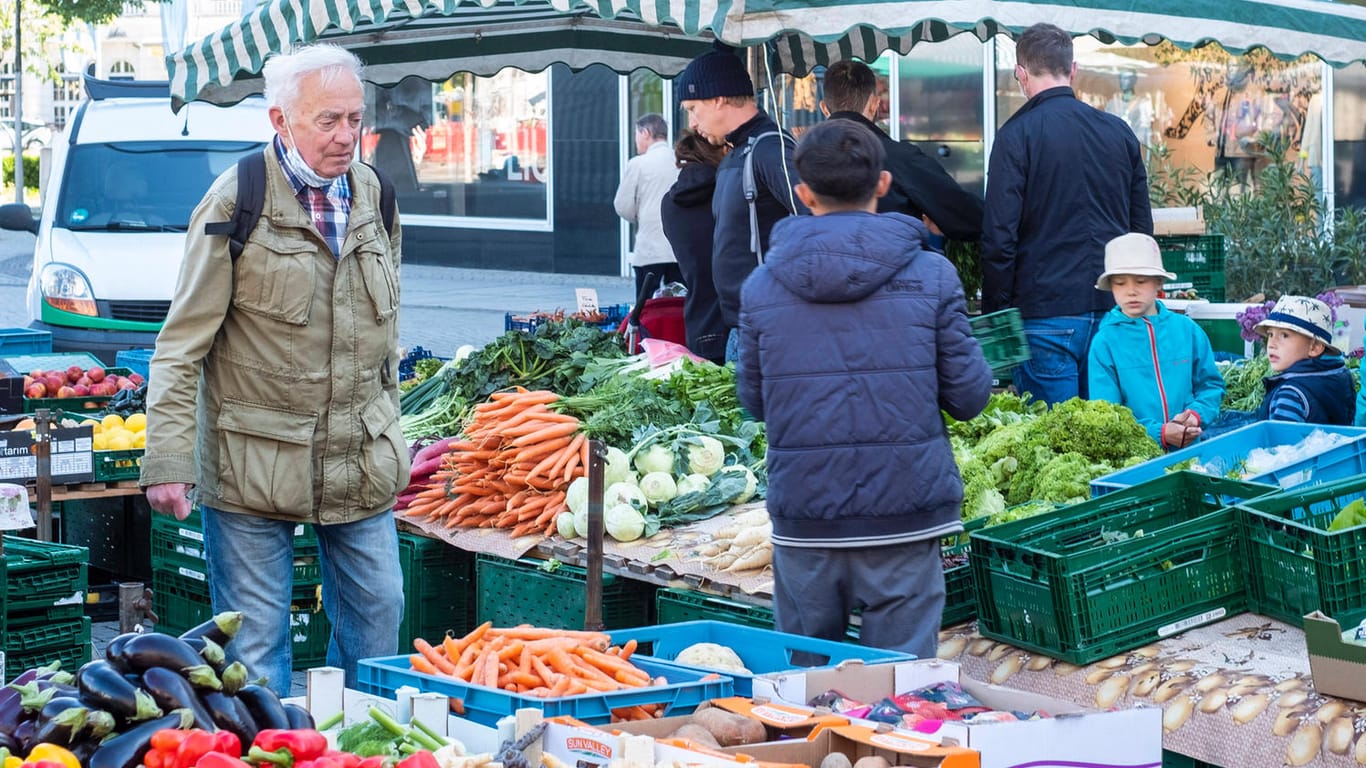 Besucher eines Wochenmarkts: Besonders Obst und Gemüse sind teurer geworden.
