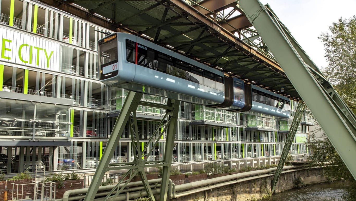 Die Wuppertaler Schwebebahn kurz vor der Haltestelle Hauptbahnhof: Wegen technischer Probleme können die Züge nicht so schnell fahren, wie möglich.