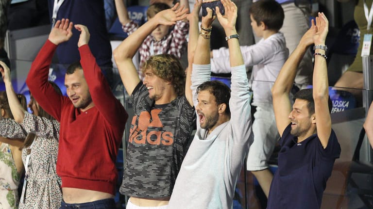 Alexander Zverev (2. v. l.), Grigor Dimitrov und Novak Djokovic feiern auf der Tribüne in Belgrad: Das Turnier sorgte in Zeiten der Corona-Pandemie für große Kritik.
