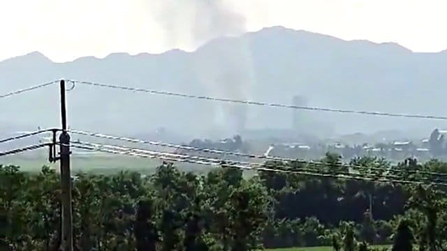 Blick aus der südkoreanischen Stadt Paju auf die nordkoreanische Grenzstadt Kaesong. Blick aus der südkoreanischen Stadt Paju auf die nordkoreanische Grenzstadt Kaesong.