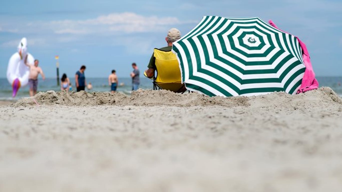 Strandurlaub (Symbolbild): Einer Studie nach geht jeder zweite Beschäftigte in der Privatwirtschaft beim Urlaubsgeld leer aus.