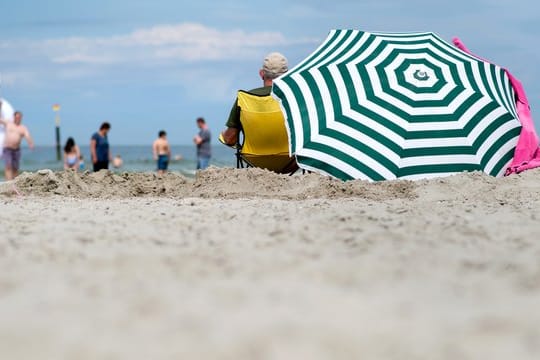Strandurlaub (Symbolbild): Einer Studie nach geht jeder zweite Beschäftigte in der Privatwirtschaft beim Urlaubsgeld leer aus.