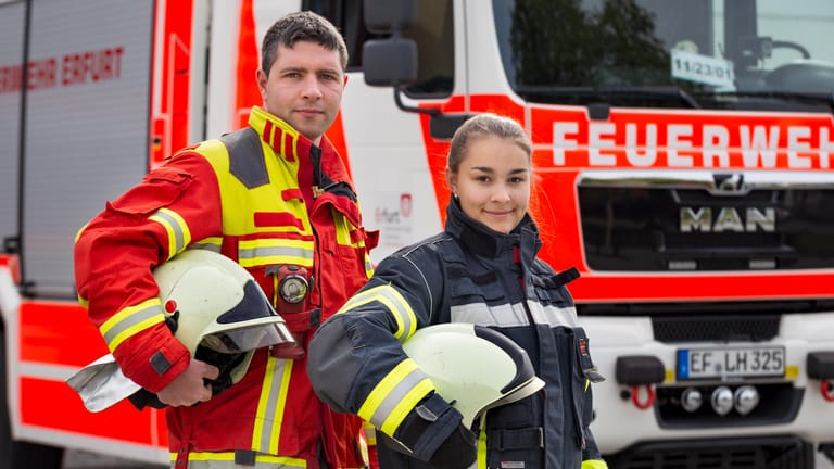 Phillip Uri und Vanessa Scholz von der freiwilligen Feuerwehr Erfurt: Sie waren die ersten beiden "stillen Helden", die mit der Dankesaktion für ihr Engagement geehrt wurden.