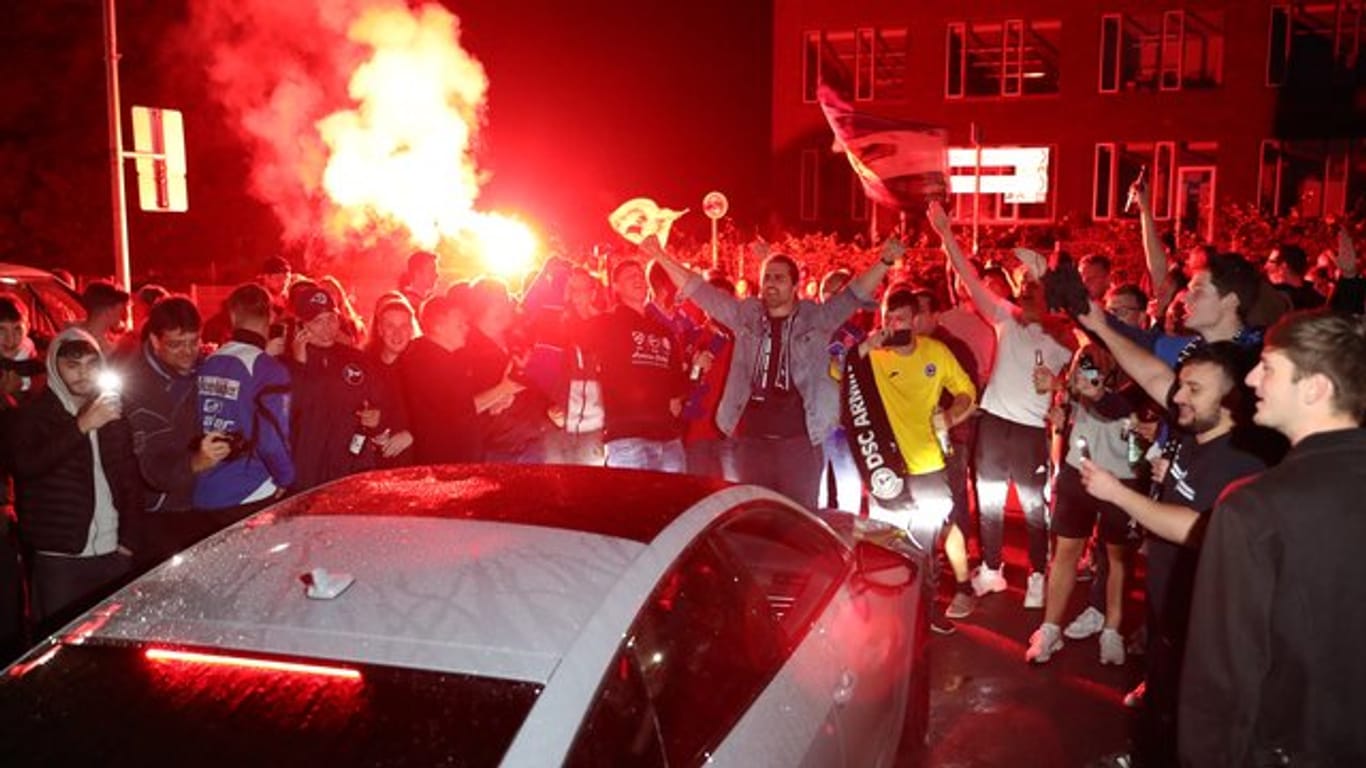 Bielefeld-Fans feiern vor dem Stadion den Sieg und damit den nahezu feststehendenf Aufstieg.