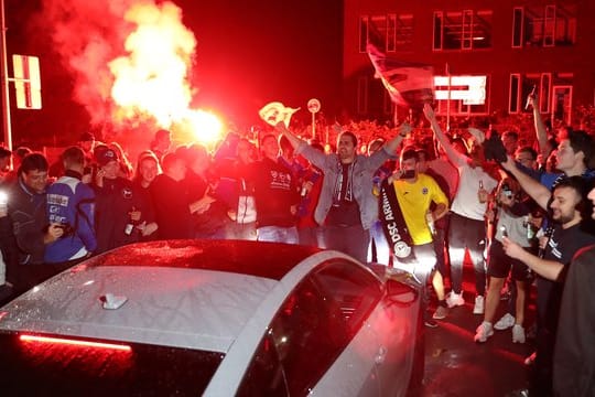 Bielefeld-Fans feiern vor dem Stadion den Sieg und damit den nahezu feststehendenf Aufstieg.