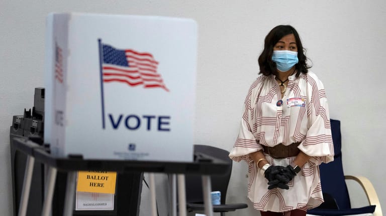 Eine Wahlhelferin wartet bei der Vorwahl der Republikaner in New Mexico auf Teilnehmer: Wegen der Corona-Pandemie droht ein chaotischer Ablauf der Präsidentenwahl im November.