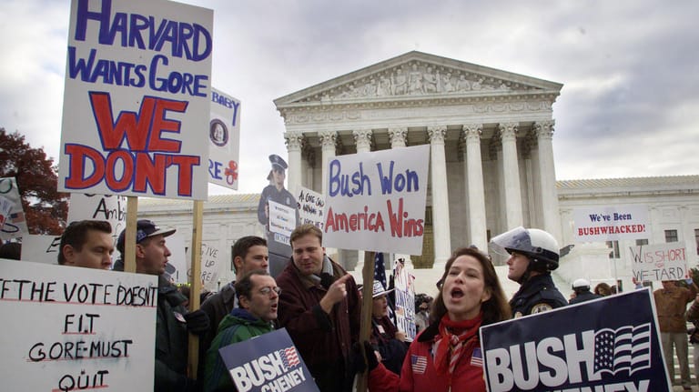 Anhänger von George W. Bush und von Al Gore demonstrieren am 1. Dezember 2000 vor dem Supreme Court in Washington: Das höchste US-Gericht entschied über eine Neuauszählung von Stimmen bei der Präsidentenwahl.