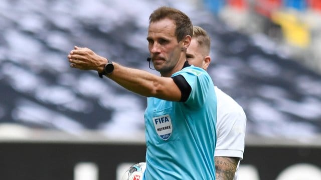 Im Spiel von Fortuna Düsseldorf gegen Borussia Dortmund hat der Schiedsrichter vollkommen regelkonform auf Freistoß entschieden. Im Spiel von Fortuna Düsseldorf gegen Borussia Dortmund hat der Schiedsrichter vollkommen regelkonform auf Freistoß entschieden.