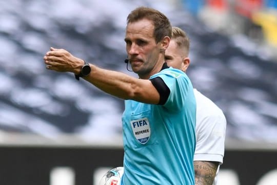 Im Spiel von Fortuna Düsseldorf gegen Borussia Dortmund hat der Schiedsrichter vollkommen regelkonform auf Freistoß entschieden.