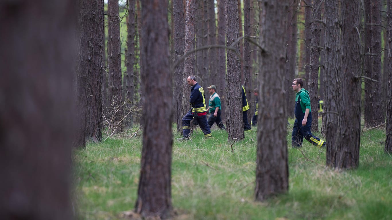 Einsatzkräfte suchen in einem Waldgebiet bei Wilhelmshof nach der vermissten Inga: Die Mutter des vermissten Mädchens hat die Hoffnung nicht aufgegeben. (Archivbild)