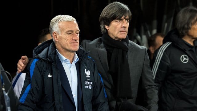 Deutschlands Trainer Joachim Löw (r) und Frankreichs Trainer Didier Deschamps wären am 17. Deutschlands Trainer Joachim Löw (r) und Frankreichs Trainer Didier Deschamps wären am 17.
