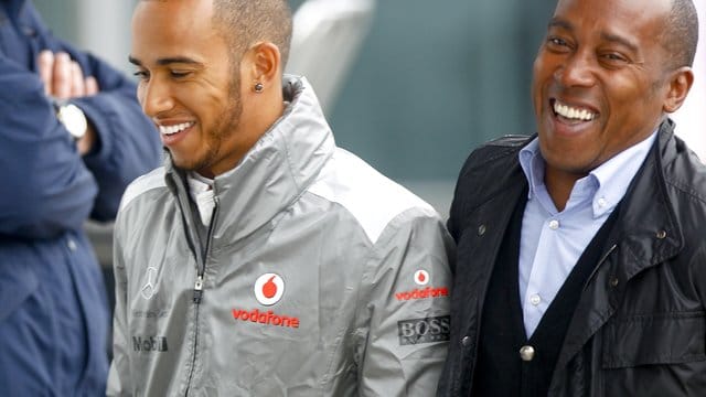 Der britische Rennfahrer Lewis Hamilton (l) und sein Vater Anthony.