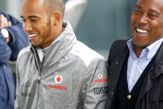 Der britische Rennfahrer Lewis Hamilton (l) und sein Vater Anthony.