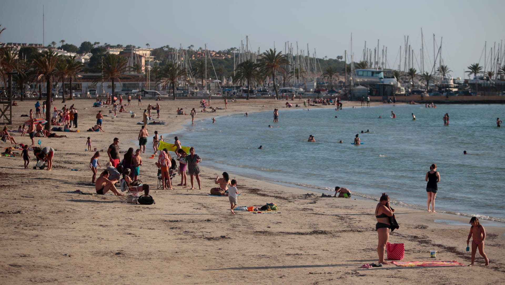 Mallorca (Symbolbild): Nach drei Monaten ohne Urlauber landen erstmals wieder Deutsche im Rahmen eines Pilotprojektes auf Mallorca.