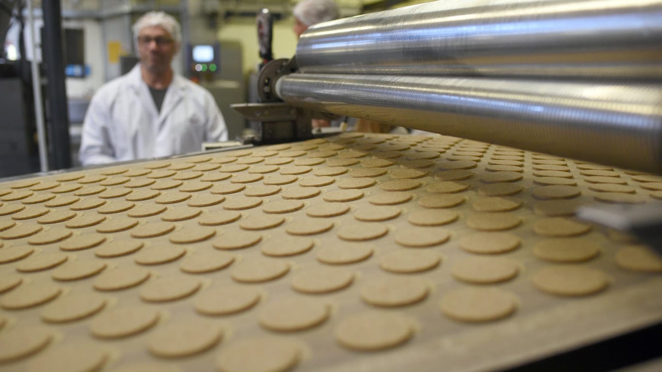 Eine Keksfabrik in Nordrhein-Westfalen (Symbolbild): Die Exporte in die USA sind wegen der Strafzölle stark gesunken.
