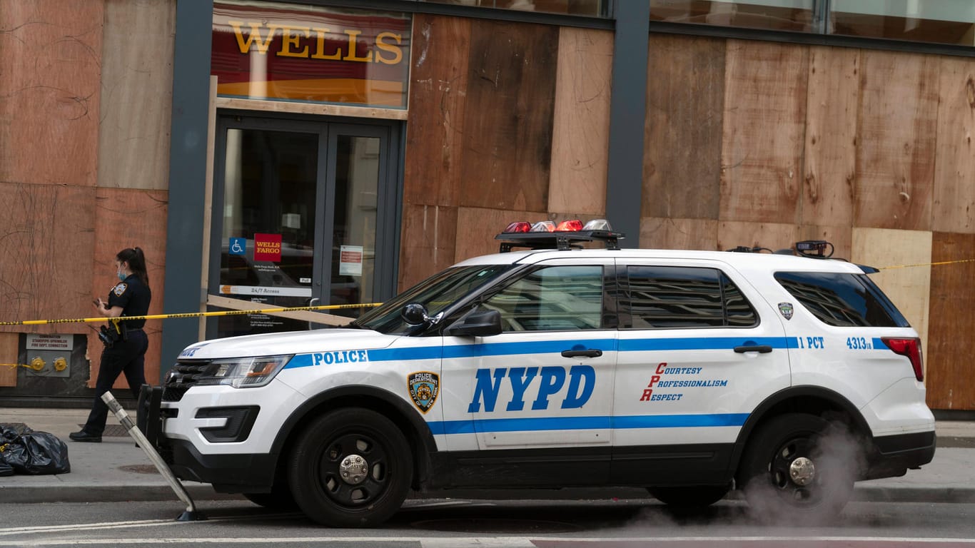 Wagen der NYPD: Drei Polizisten der New Yorker Polizei mussten sich in einem Krankenhaus behandeln lassen.