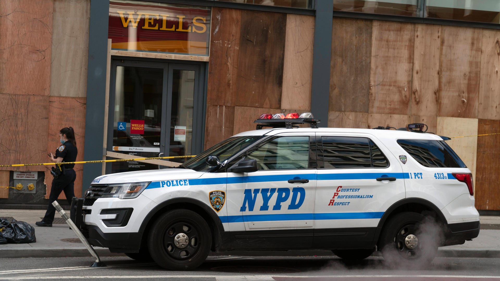 Wagen der NYPD: Drei Polizisten der New Yorker Polizei mussten sich in einem Krankenhaus behandeln lassen. Wagen der NYPD: Drei Polizisten der New Yorker Polizei mussten sich in einem Krankenhaus behandeln lassen.