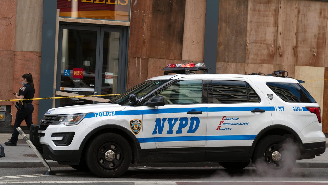 Wagen der NYPD: Drei Polizisten der New Yorker Polizei mussten sich in einem Krankenhaus behandeln lassen.