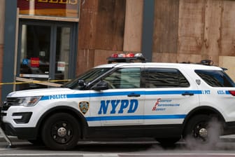 Wagen der NYPD: Drei Polizisten der New Yorker Polizei mussten sich in einem Krankenhaus behandeln lassen.