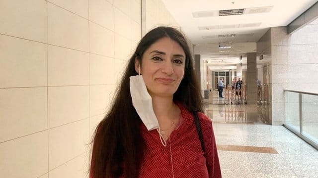 Muss keine Fußfessel mehr tragen: Die seit mehr als einem Jahr in der Türkei festgehaltene Kölnerin Gönül Örs. Muss keine Fußfessel mehr tragen: Die seit mehr als einem Jahr in der Türkei festgehaltene Kölnerin Gönül Örs.