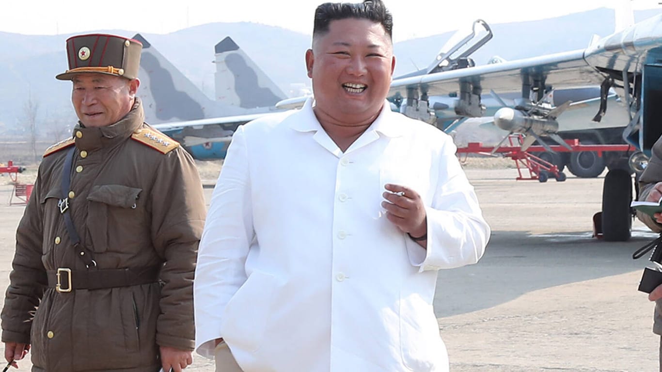 Im März wurde noch über ein Erkrankung von Kim Jong Uni gerätselt, weil er sich aus der Öffentlichkeit zurückzog. Seit April zeigt der koreanische Machthaber sich wieder an der Seite seiner Militärs.