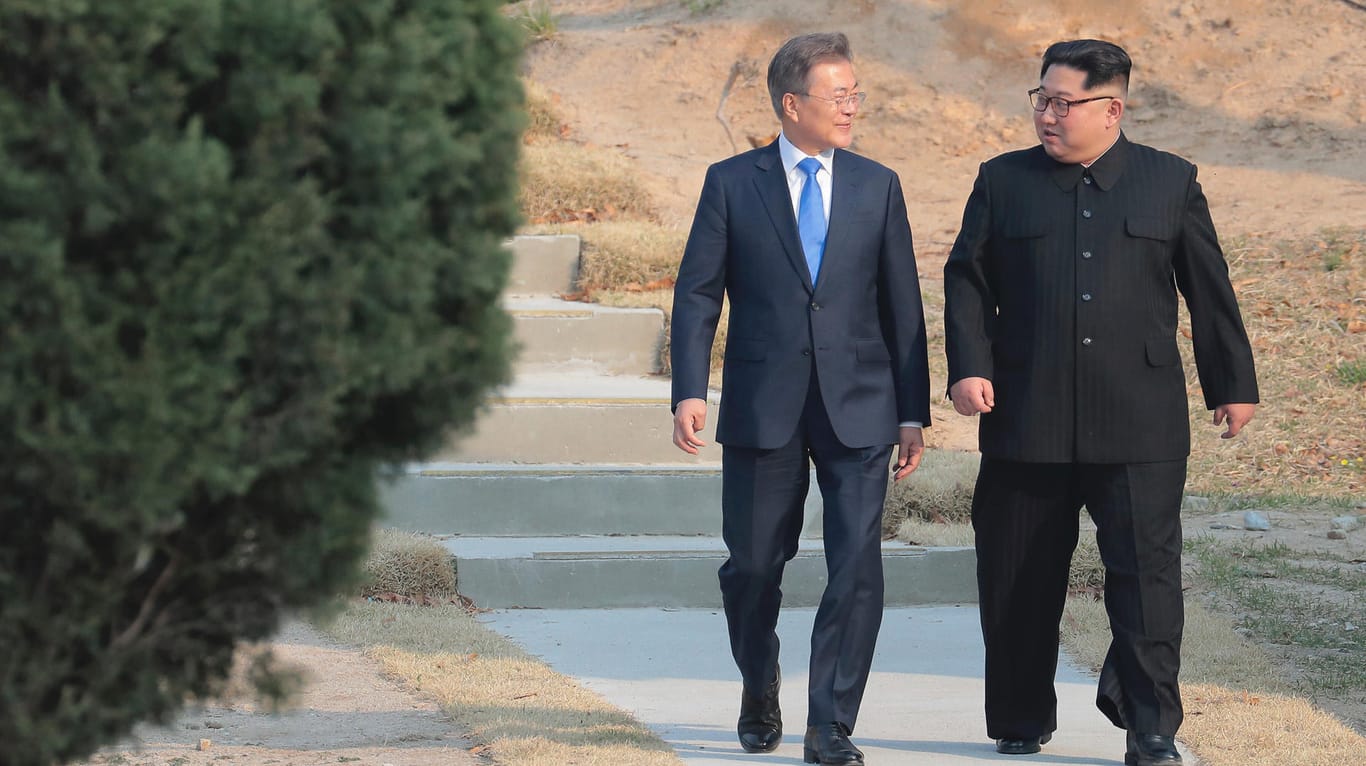 Südkorea Präsident Moon Jae-in trifft Kim Jong Un in der entmilitarisierten Zone im April 2018: Moon hat seit Beginn seiner Amtszeit für einen zunehmenden Dialog mit dem Norden gesorgt.