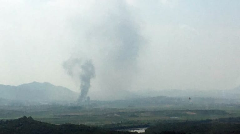 Rauch steigt in der nordkoreanischen Grenzstadt Kaesong auf: Die Auswirkungen der Explosion waren kilometerweit zu sehen.