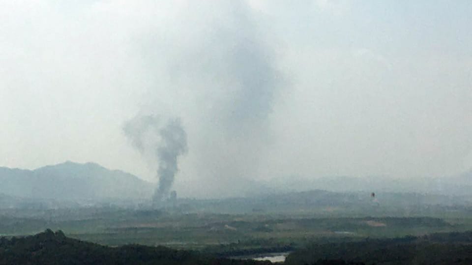 Rauch steigt in der nordkoreanischen Grenzstadt Kaesong auf: Die Auswirkungen der Explosion waren kilometerweit zu sehen.