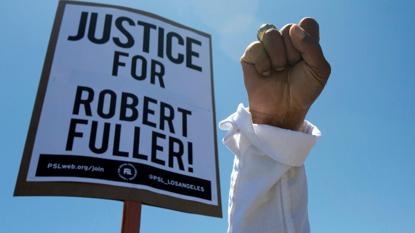 "Gerechtigkeit für Robert Fuller": Am Wochenende gingen in Palmdale viele Menschen auf die Straße. Vergangene Woche fand die Polizei einen Afroamerikaner tot an einem Baum.