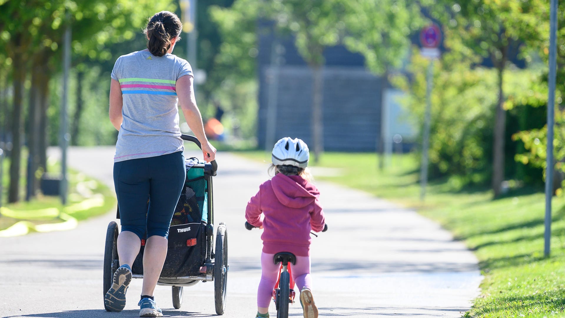 Eine Frau joggt mit ihrer Tochter, die eigentlich in der Kita sein sollte: Die Rolle von Kindern bei der Verbreitung des Coronavirus spielt eine entscheidende Rolle bei der Wiedereröffnung von Kitas.