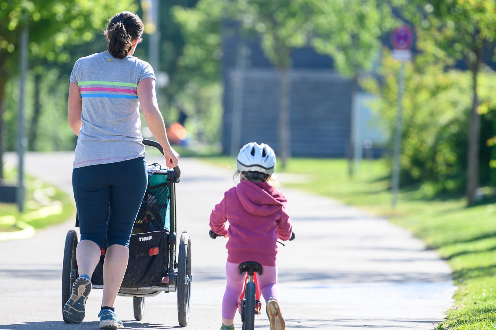 Eine Frau joggt mit ihrer Tochter, die eigentlich in der Kita sein sollte: Die Rolle von Kindern bei der Verbreitung des Coronavirus spielt eine entscheidende Rolle bei der Wiedereröffnung von Kitas.