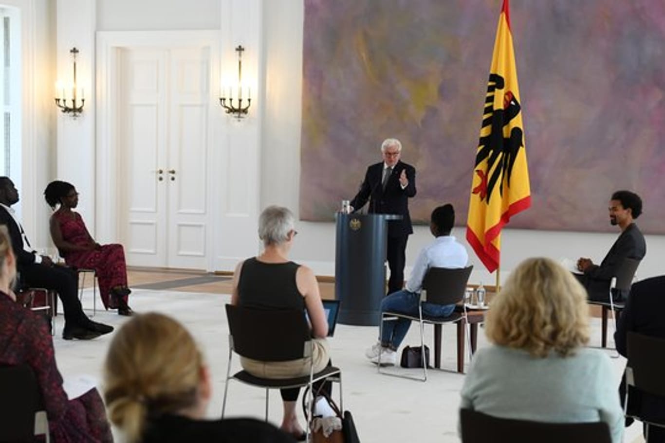 Bundespräsident Frank-Walter Steinmeier (M) bei der Diskussionsrunde im Schloss Bellevue.