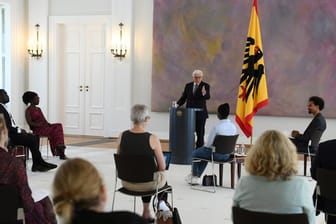 Bundespräsident Frank-Walter Steinmeier (M) bei der Diskussionsrunde im Schloss Bellevue.