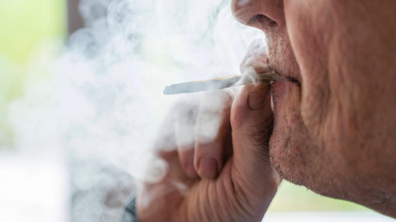Ein Mann raucht einen Joint (Symbolbild): In Wolfsburg gab ein Autofahrer vor Polizeibeamten zu, regelmäßig Cannabis zu rauchen.