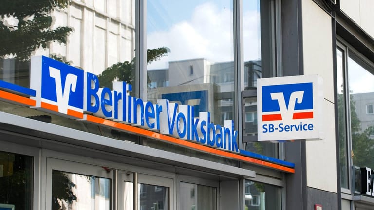 Filiale der Berliner Volksbank (Symbolbild): In Wilmersdorf haben vier Maskierte einen Geldboten überfallen.