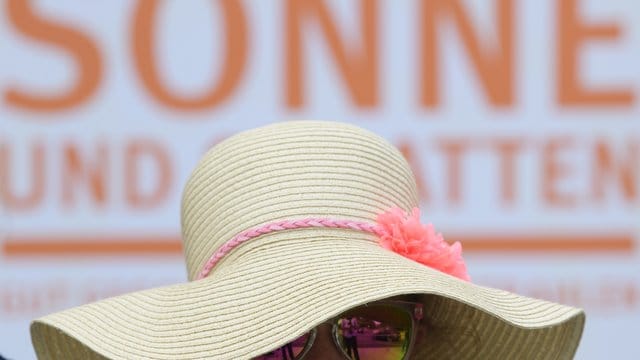 Das Projekt "Clever in Sonne und Schatten - Für Grundschulen" vermittelt den Schülern Wissen über die schädliche Wirkung von UV-Strahlung und über den geeigneten Sonnenschutz. Das Projekt "Clever in Sonne und Schatten - Für Grundschulen" vermittelt den Schülern Wissen über die schädliche Wirkung von UV-Strahlung und über den geeigneten Sonnenschutz.