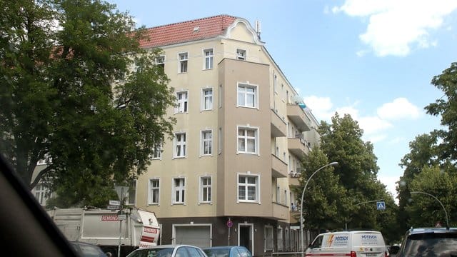 Ein unter Quarantäne gestelltes Wohnhaus in Berlin-Neukölln. Ein unter Quarantäne gestelltes Wohnhaus in Berlin-Neukölln.
