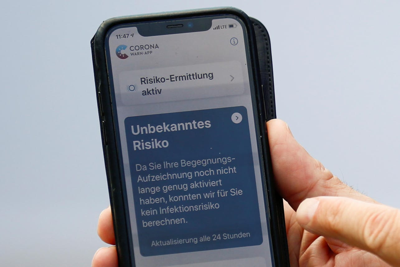 Die Corona-Warn-App im Einsatz: Bei der Installation des Programms gibt es einige wichtige Details zu beachten.