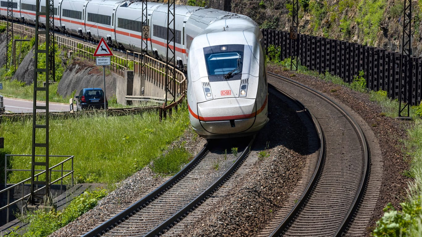 ICE auf einer Strecke in Süddeutschland: Bald soll es besseren Mobilfunkempfang in Zügen geben.