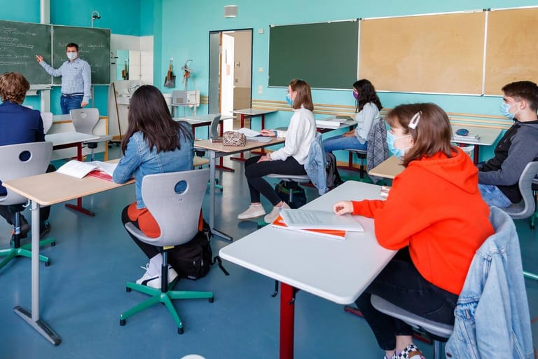 Schulalltag in der Corona Zeit: Zum Unterricht sitzen die Schüler verteilt mit einem Sicherheitsabstand und Schutzmasken in einem Klassenraum in Wiesbaden.