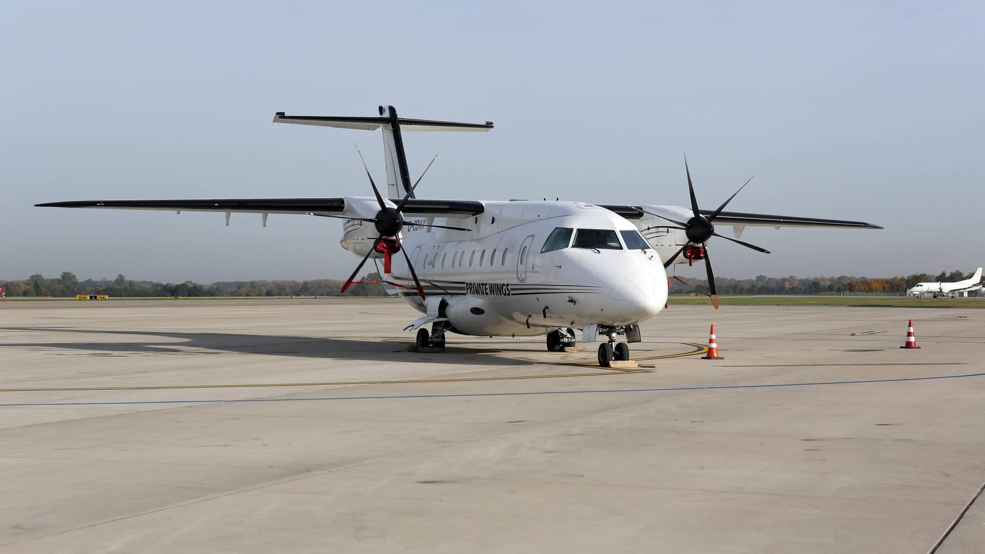 Ein Flugzeug auf dem Vorfeld des Flughafens Karlsruhe/Baden-Baden: Auf dem Gelände des Airports hat ein Brautpaar seine Hochzeit gefeiert.