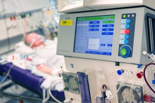 Ein Patient mit schwerem Covid-19-Verlauf auf der Intensivstation eines Krankenhauses.