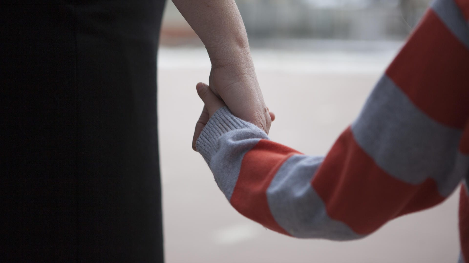 Eine Person hält ein Kind an der Hand (Symbolbild): Der Betreuer war in mehreren Kitas tätig.