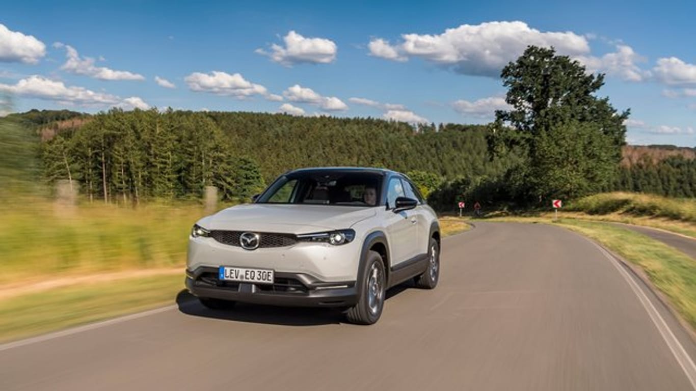 Erstes reines E-Auto im Mazda-Sortiment: Der MX-30 soll von Ende September an auf den Straßen unterwegs sein.
