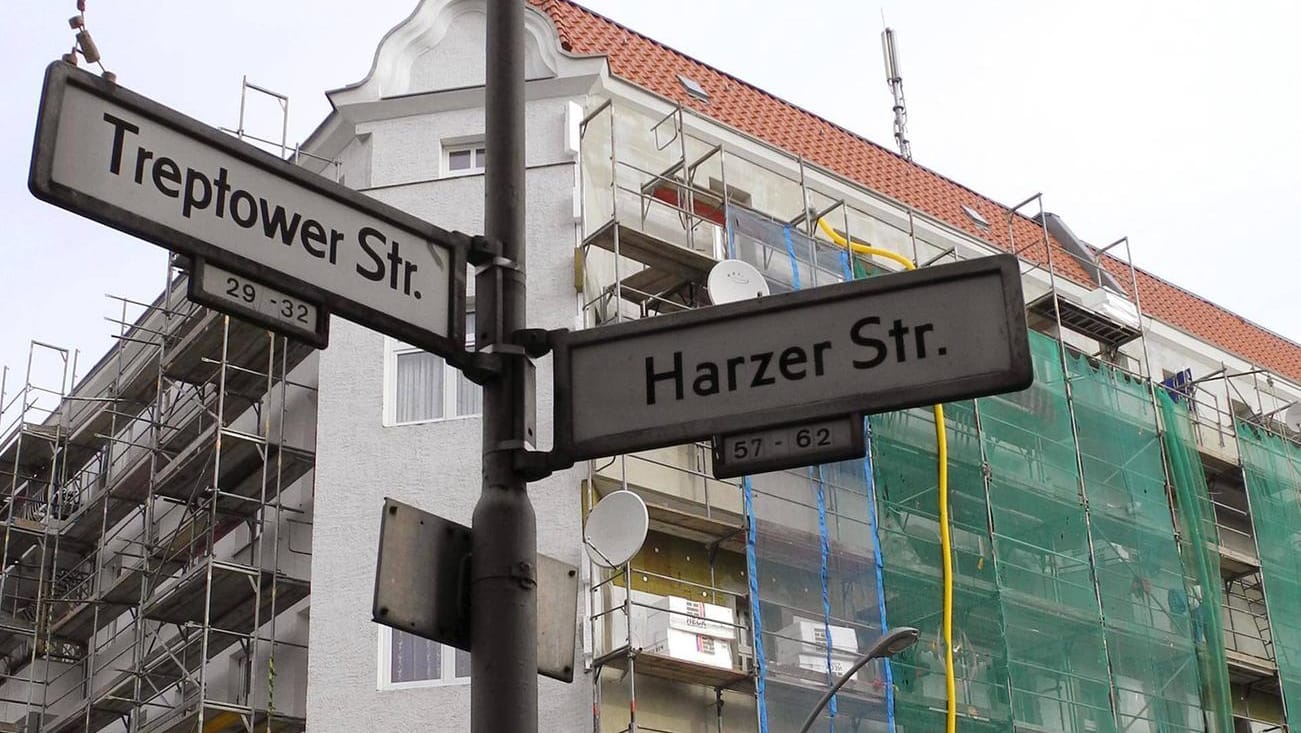 Während der Renovierungsarbeiten im Jahr 2012: Das Eckhaus Harzer Straße Ecke Treptower Straße.