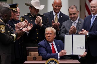 Lässt sich für seine Polizeireform feiern: US-Präsident Donald Trump mit Gesetzteshütern im Garten des Weißen Hauses.